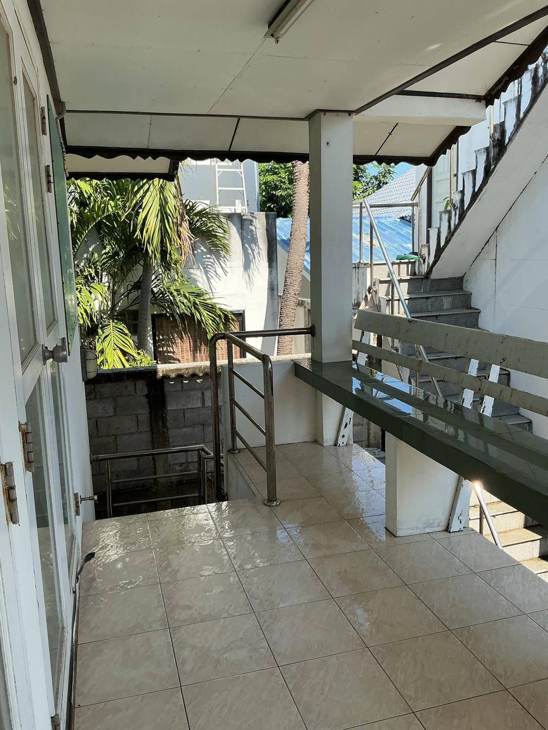 ขายบ้านพัก 2 ชั้น ติดทะเลหาดชมจันทร์ แหลมผักเบี้ย จังหวัดเพชรบุรี