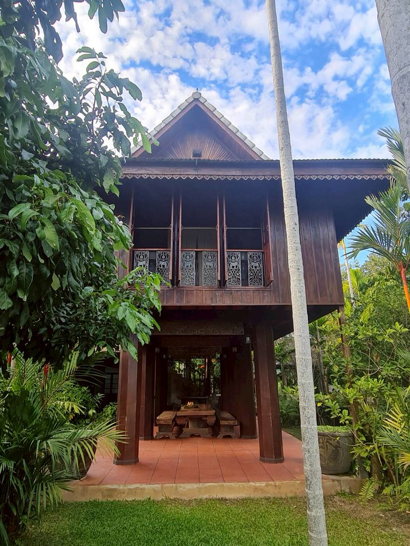 ขายที่ดินริมปิง 8 ไร่แถมบ้านล้านนา เหมาะทำ wellness ในราคาดีที่สุดติดต่อผึ้งรติ 061-941-9639