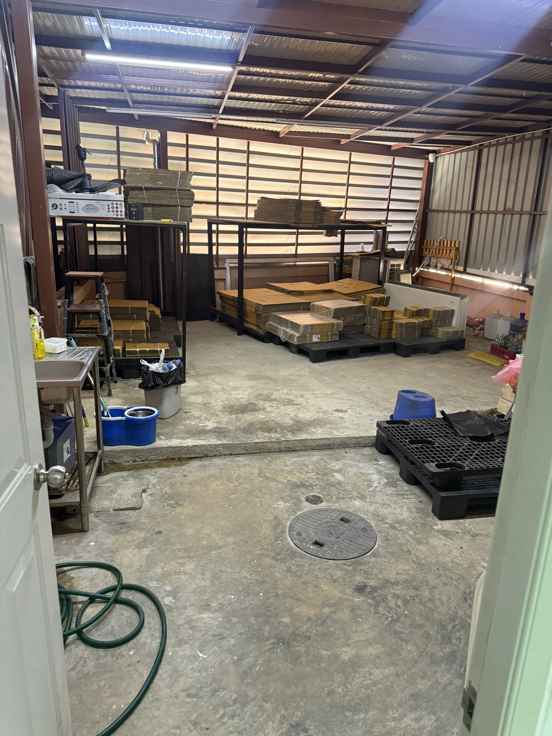 ขายอาคารพาณิชย์ 3 ชั้นครึ่ง ติดถนน ทำเลดี วิวแม่น้ำ อำเภอสามพราน จังหวัดนครปฐม 