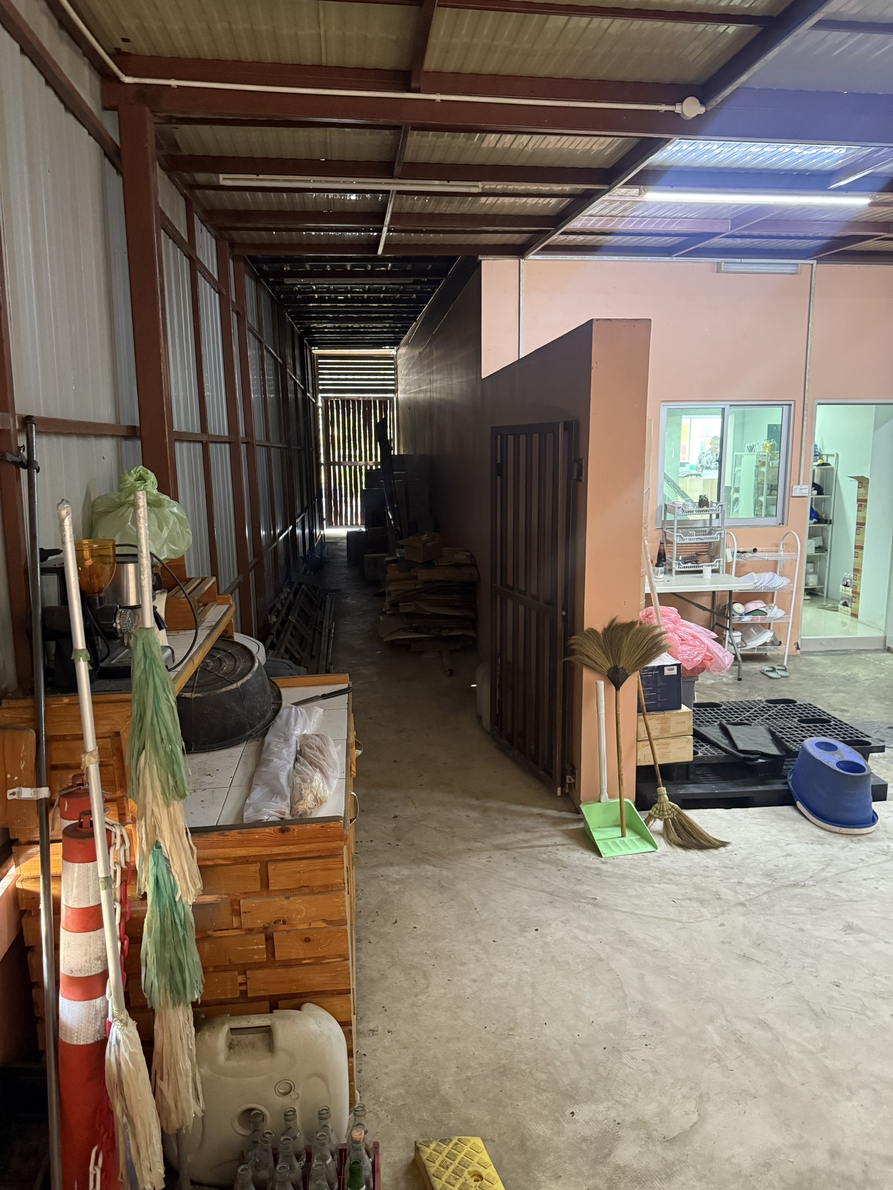 ขายอาคารพาณิชย์ 3 ชั้นครึ่ง ติดถนน ทำเลดี วิวแม่น้ำ อำเภอสามพราน จังหวัดนครปฐม 