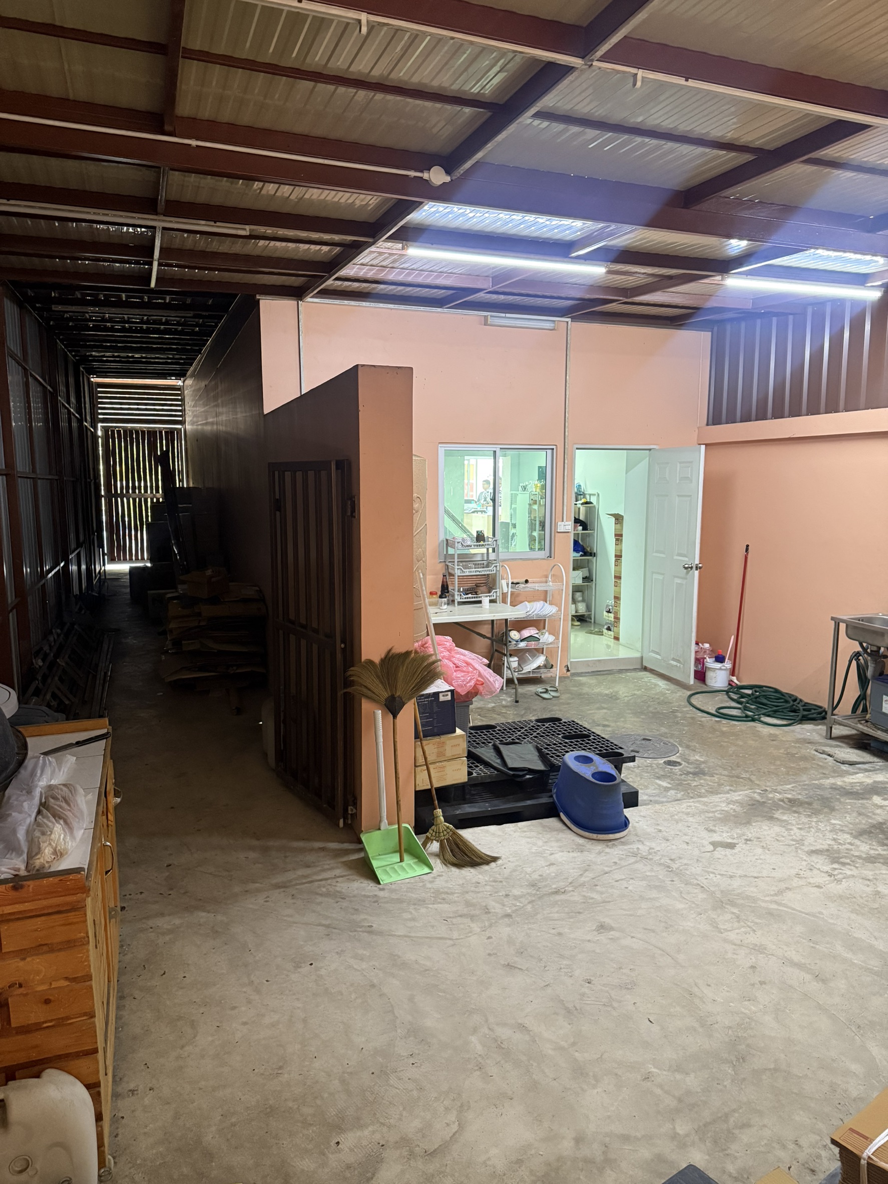 ขายอาคารพาณิชย์ 3 ชั้นครึ่ง ติดถนน ทำเลดี วิวแม่น้ำ อำเภอสามพราน จังหวัดนครปฐม 