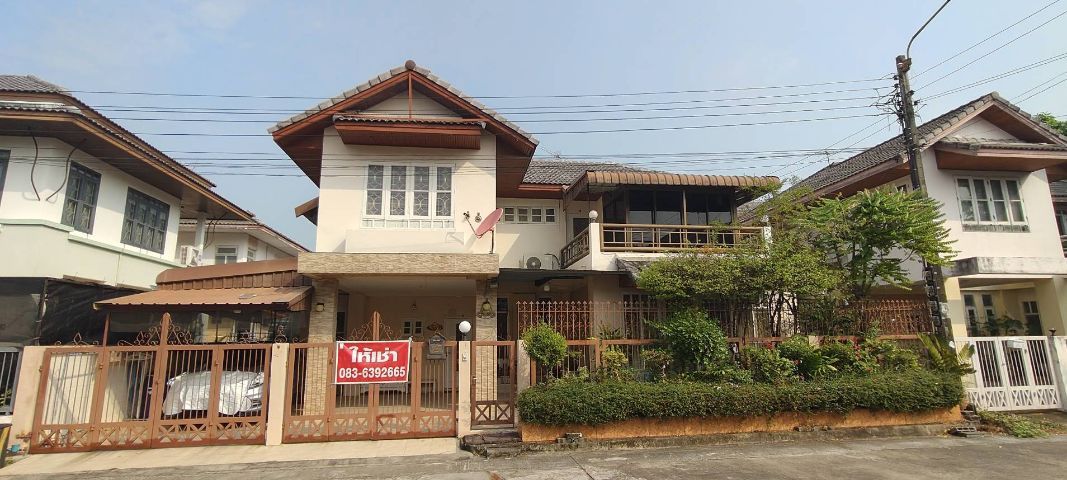 ให้เช่าบ้านเดี่ยว 2 ชั้น หมู่บ้านวรารักษ์ ทำเลดีใกล้ห้างแฟชั่นไอส์แลนด์ จังหวัดกรุงเทพมหานคร