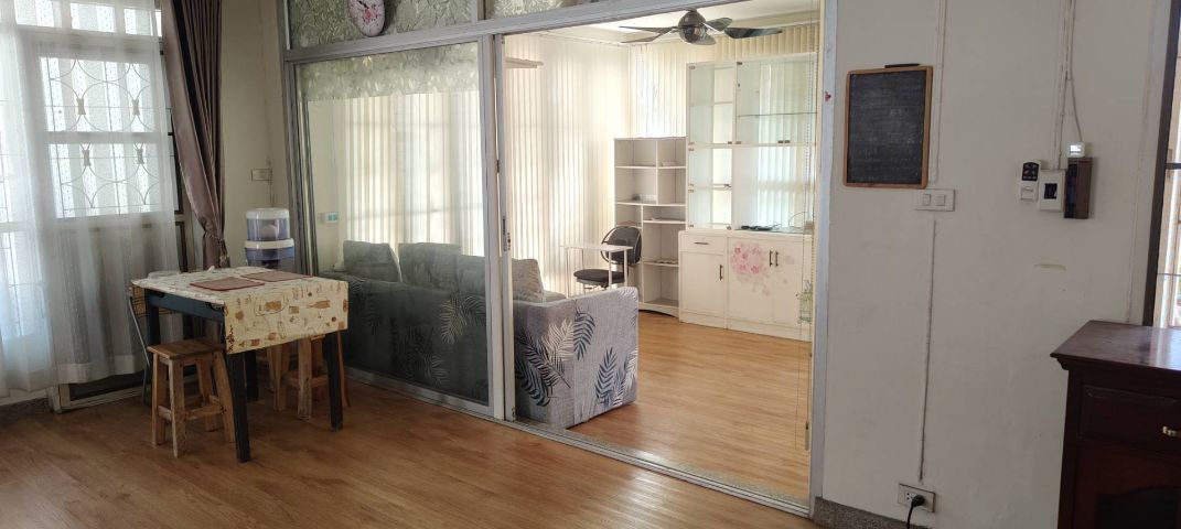 ให้เช่าบ้านเดี่ยว 2 ชั้น หมู่บ้านวรารักษ์ ทำเลดีใกล้ห้างแฟชั่นไอส์แลนด์ จังหวัดกรุงเทพมหานคร