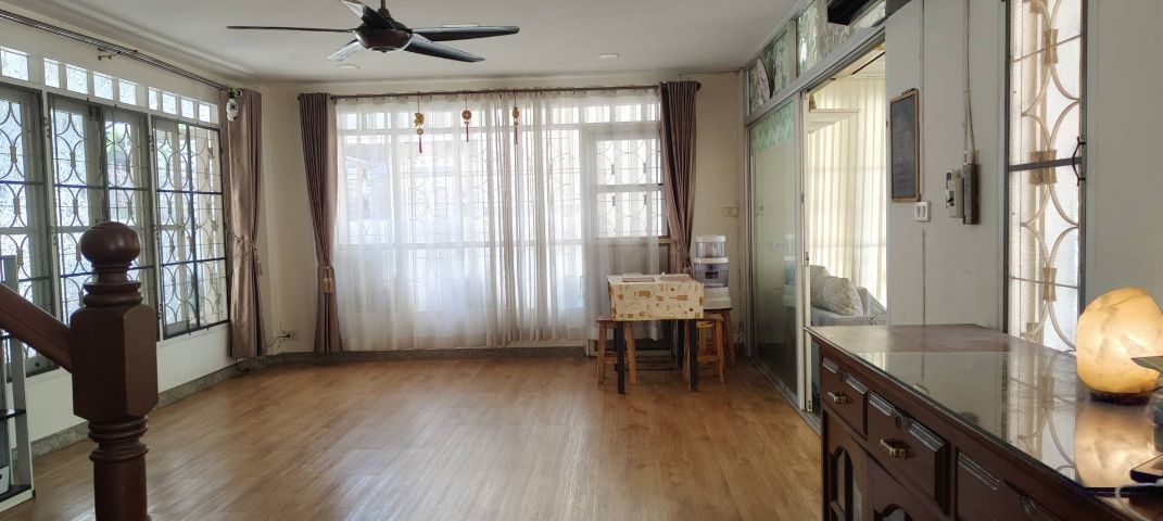 ให้เช่าบ้านเดี่ยว 2 ชั้น หมู่บ้านวรารักษ์ ทำเลดีใกล้ห้างแฟชั่นไอส์แลนด์ จังหวัดกรุงเทพมหานคร