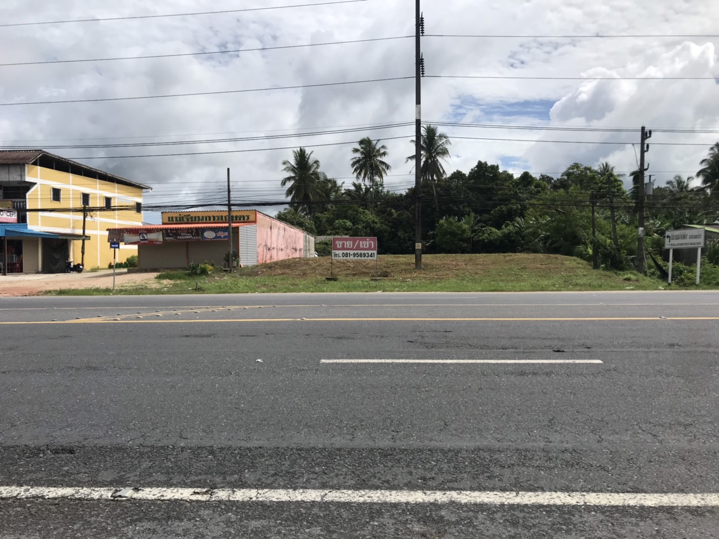 ขายที่ดินทำเลศักยภาพ ใจกลางเมืองตะกั่วป่า ติดถนนเพชรเกษม (4 เลน)