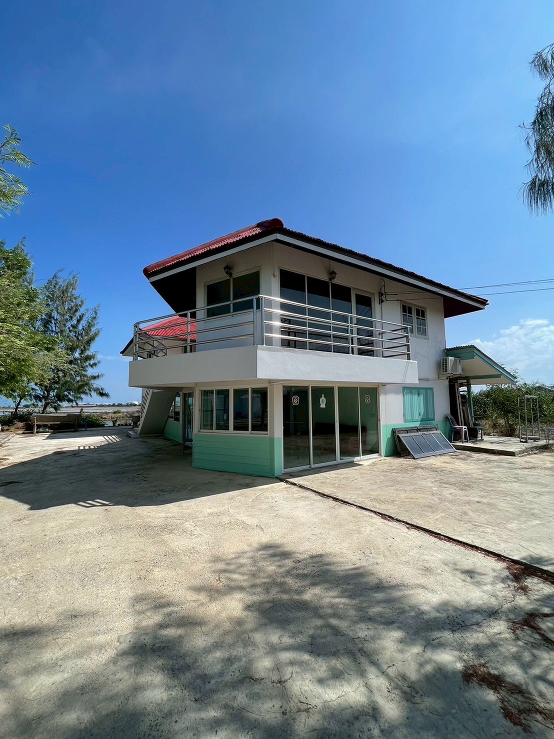 ขายที่ดินพร้อมบ้านพัก ทำเลศักยภาพสูง วิวนาเกลือสวย จ.เพชรบุรี