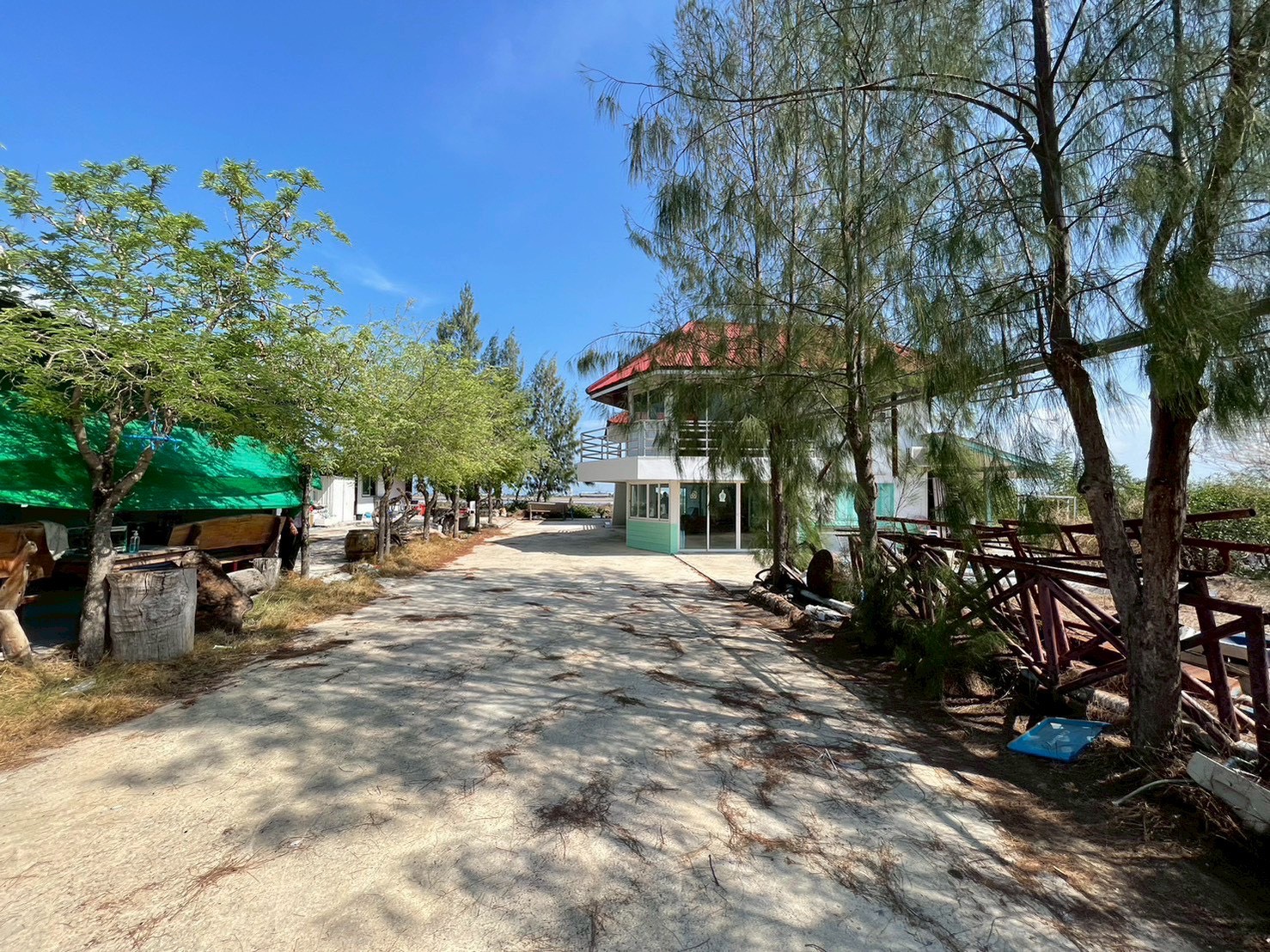 ขายที่ดินพร้อมบ้านพัก ทำเลศักยภาพสูง วิวนาเกลือสวย จ.เพชรบุรี