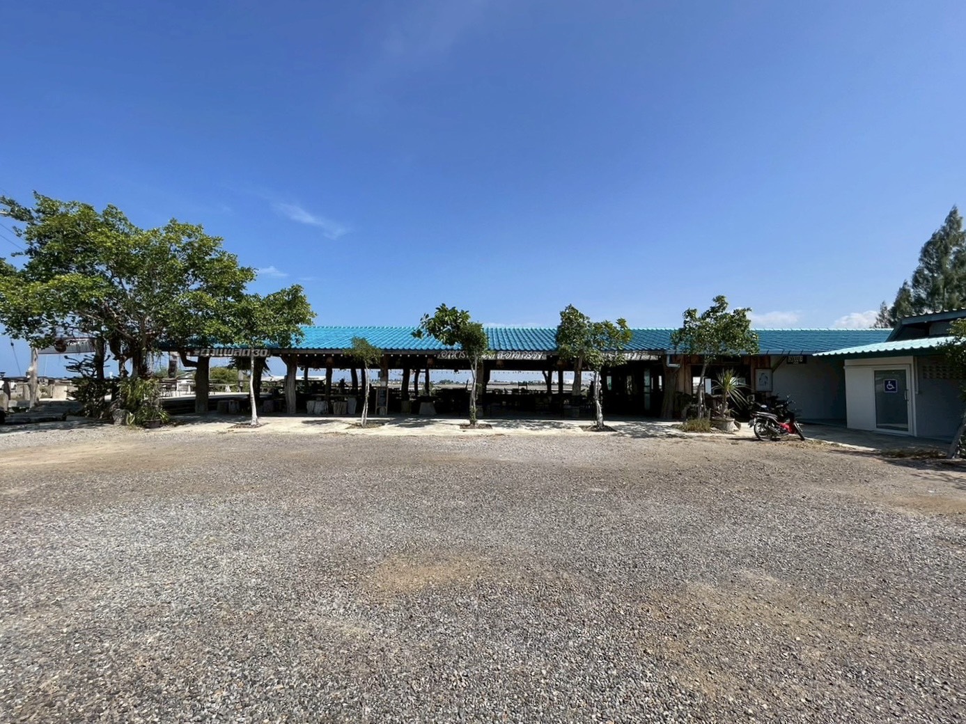 ขายที่ดินพร้อมบ้านพัก ทำเลศักยภาพสูง วิวนาเกลือสวย จ.เพชรบุรี