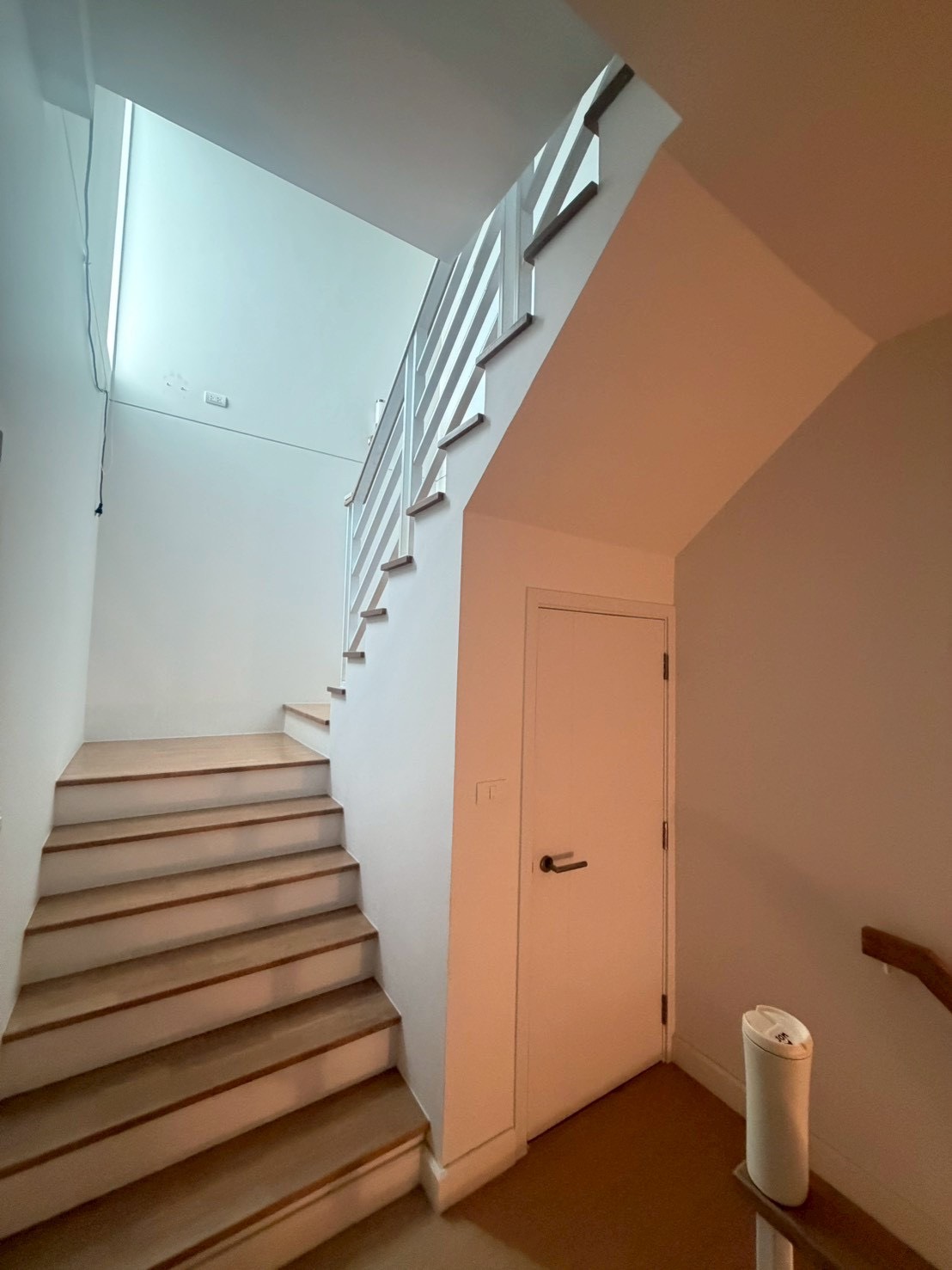 ขายทาวน์โฮม 3 ชั้น โครงการ Flora Tiwanon ทำเลดี ติดถนนใหญ่ ใกล้ MRT จังหวัดนนทบุรี