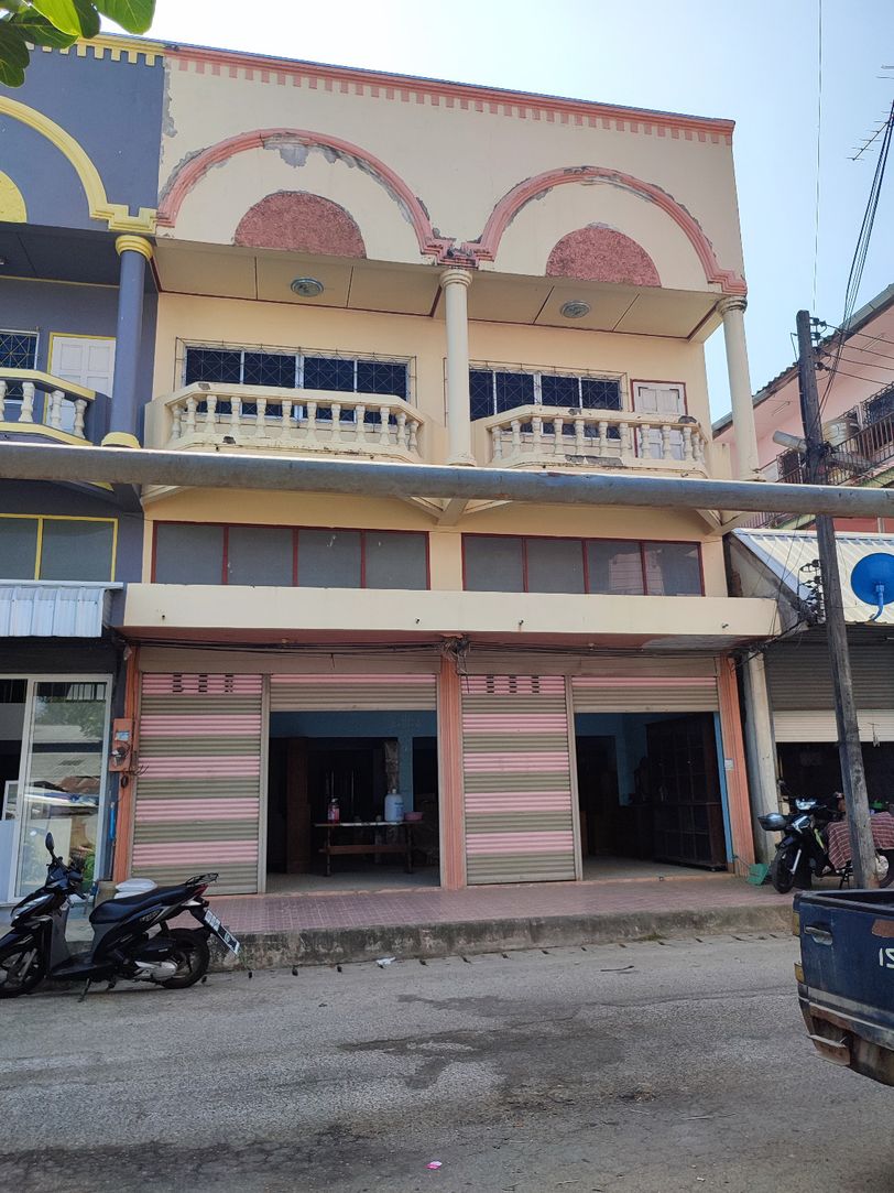 ลดราคาพิเศษ !! ขายตึกแถว 2 ชั้นครึ่ง 2 คูหา ทำเลทอง ใจกลาง อำเภอแม่สาย จังหวัดเชียงราย