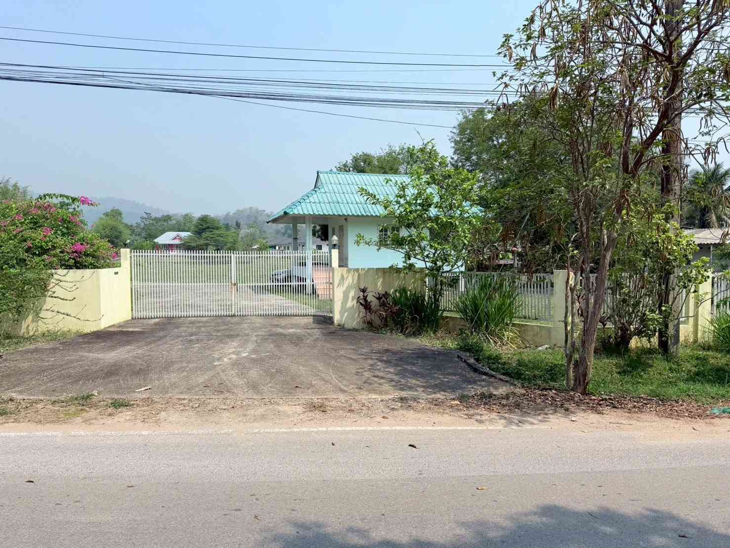 ขายบ้านพร้อมที่ดินแปลงสวย ทำเลทอง ติดถนนใหญ่ จังหวัดเชียงราย