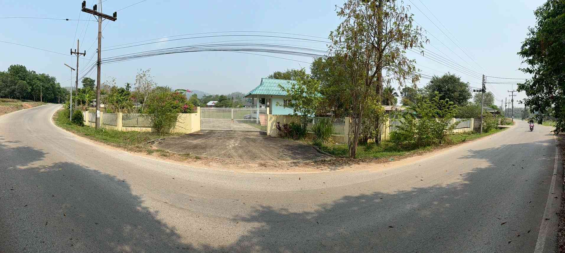 ขายบ้านพร้อมที่ดินแปลงสวย ทำเลทอง ติดถนนใหญ่ จังหวัดเชียงราย