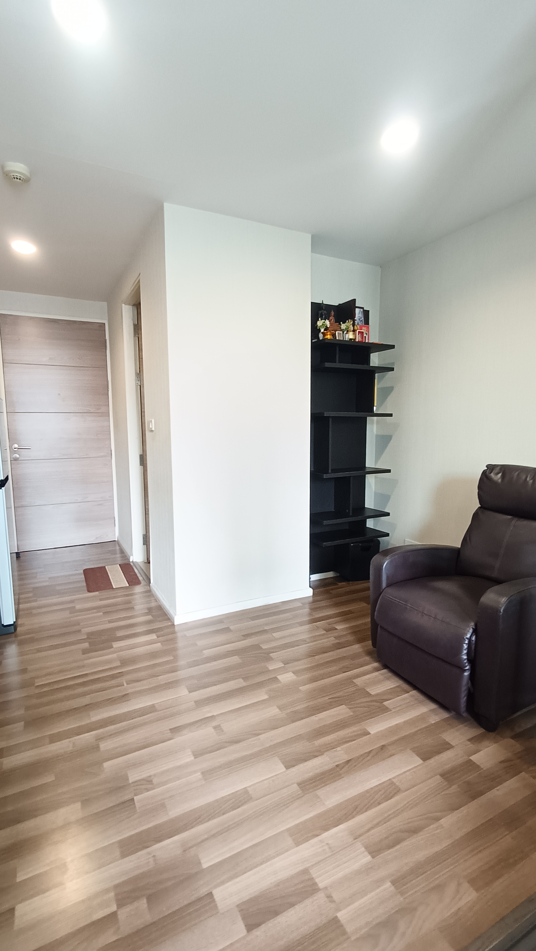 ขายด่วน! Living Nest รามคำแหง 25 ตรม. อยู่เอง สภาพดีมาก ใกล้เดอะมอลล์บางกะปิ และ MRT 2 สาย ต่อรองได้