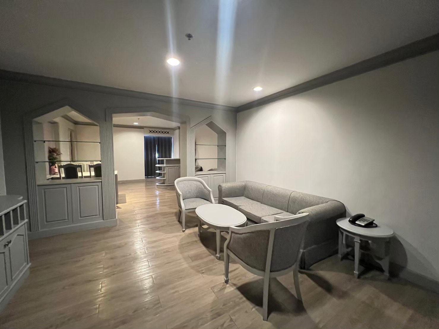 ห้องพักให้เช่า รายสัปดาห์/ รายเดือน ฟรี ค่าน้ำ ค่าไฟ ค่าอินเตอร์เนต ที่จอดรถฟรี 1 คัน ต่อห้อง ฟรีบริการทำความสะอาดห้องพัก 1 ครั้งต่อสัปดาห์