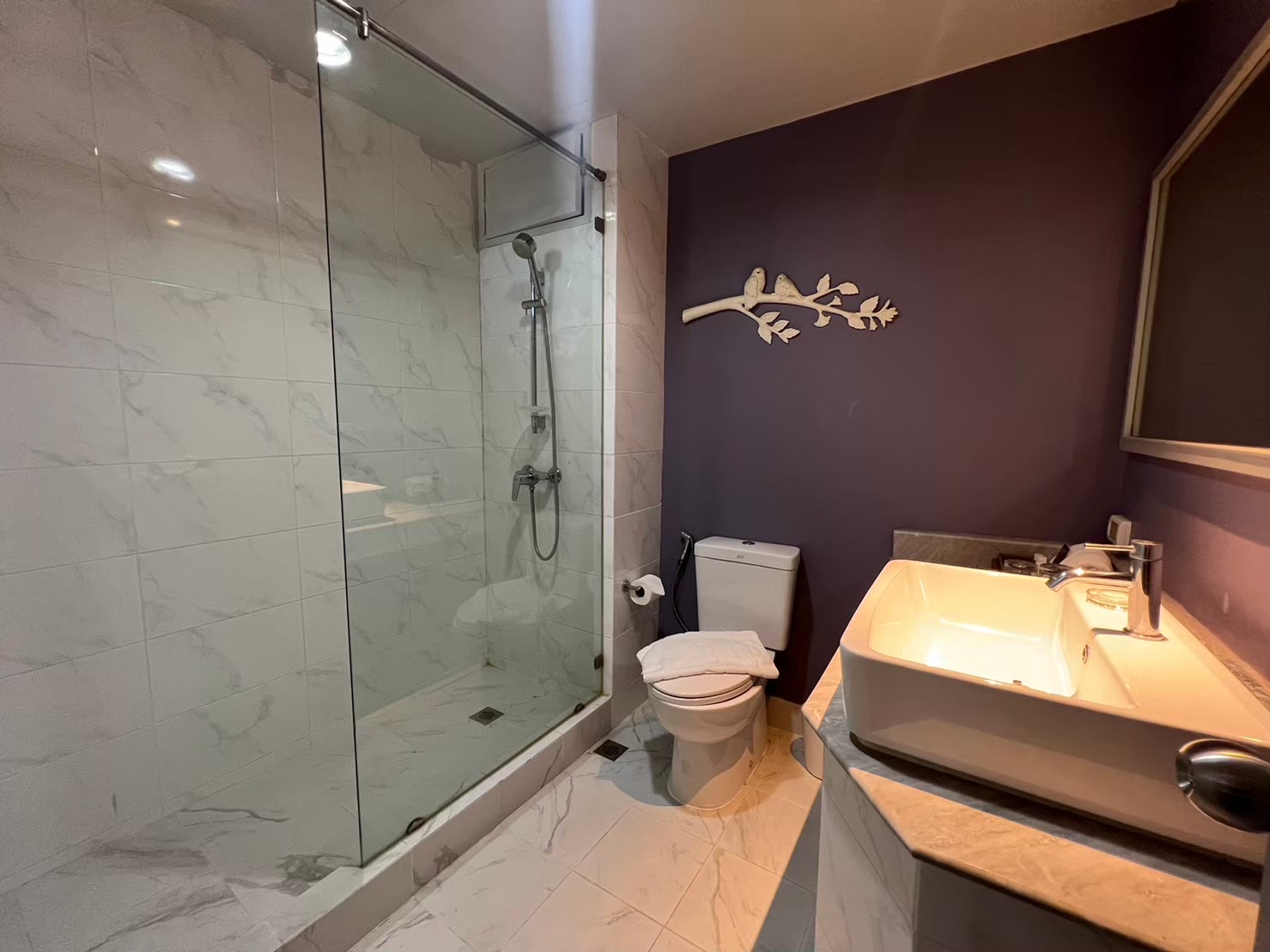 ห้องพักให้เช่า รายสัปดาห์/ รายเดือน ฟรี ค่าน้ำ ค่าไฟ ค่าอินเตอร์เนต ที่จอดรถฟรี 1 คัน ต่อห้อง ฟรีบริการทำความสะอาดห้องพัก 1 ครั้งต่อสัปดาห์