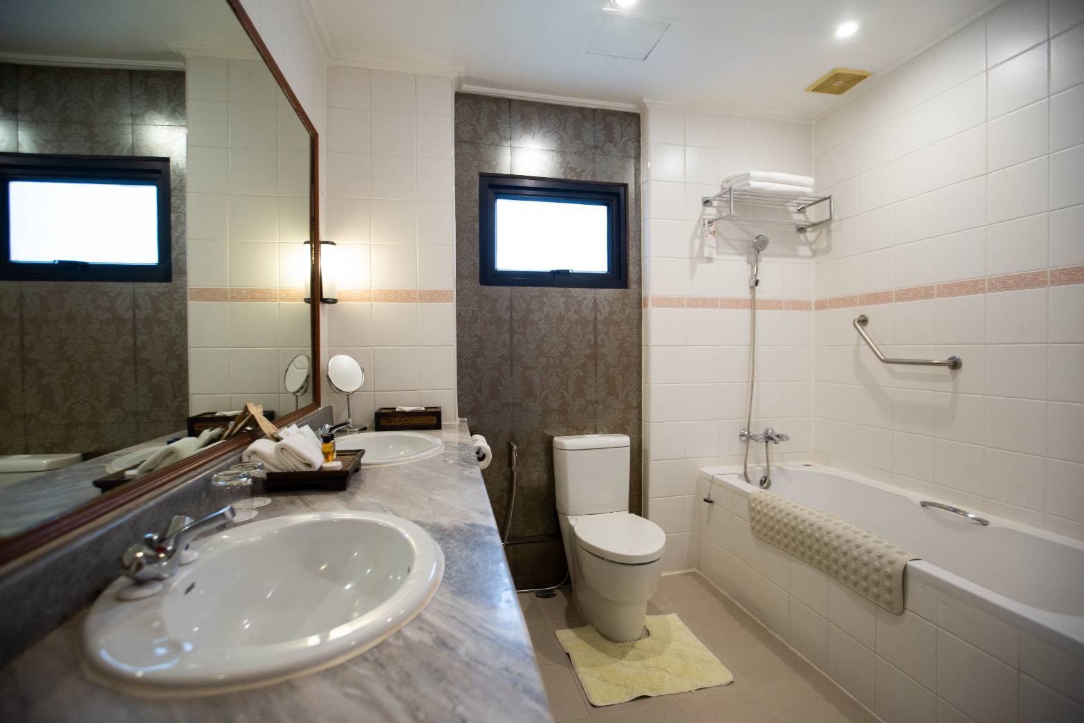 ห้องพักให้เช่ารายเดือน ราคาสุดพิเศษ ฟรีทำความสะอาดห้องอาทิตย์ละ 2 ครั้ง, ผ้าเช็ดตัวจะเปลี่ยนครั้งละ 2 ผืน ตอนทำห้อง ถ้าขอเพิ่มมีค่าใช้จ่าย, ราคานี้รวมค่าน้ำ ค่าไฟค่า WiFi เรียบร้อยแล้ว