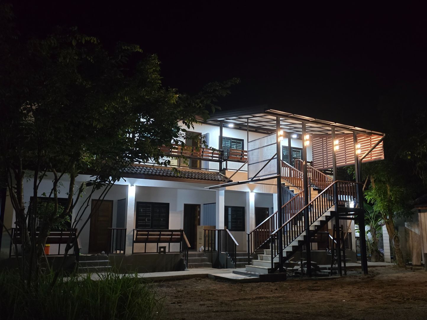 ขายเกสต์เฮาส์พร้อมร้านกาแฟ บรรยากาศบ้านสวน ทำเลดี ติดถนนใหญ่ อ.เสริมงาม จ.ลำปาง 