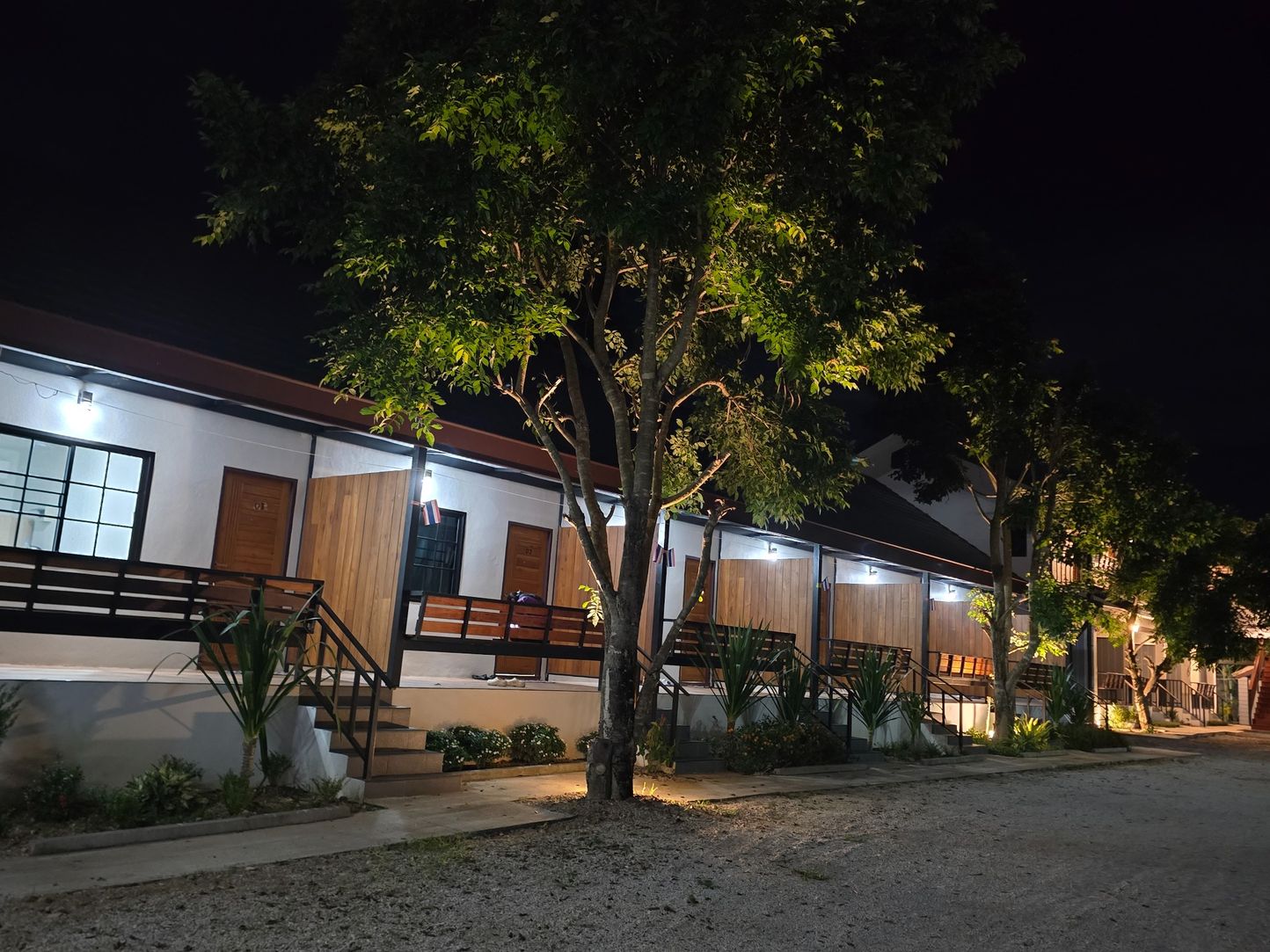 ขายเกสต์เฮาส์พร้อมร้านกาแฟ บรรยากาศบ้านสวน ทำเลดี ติดถนนใหญ่ อ.เสริมงาม จ.ลำปาง 