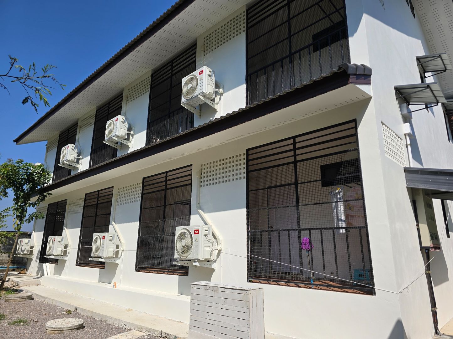 ขายเกสต์เฮาส์พร้อมร้านกาแฟ บรรยากาศบ้านสวน ทำเลดี ติดถนนใหญ่ อ.เสริมงาม จ.ลำปาง 