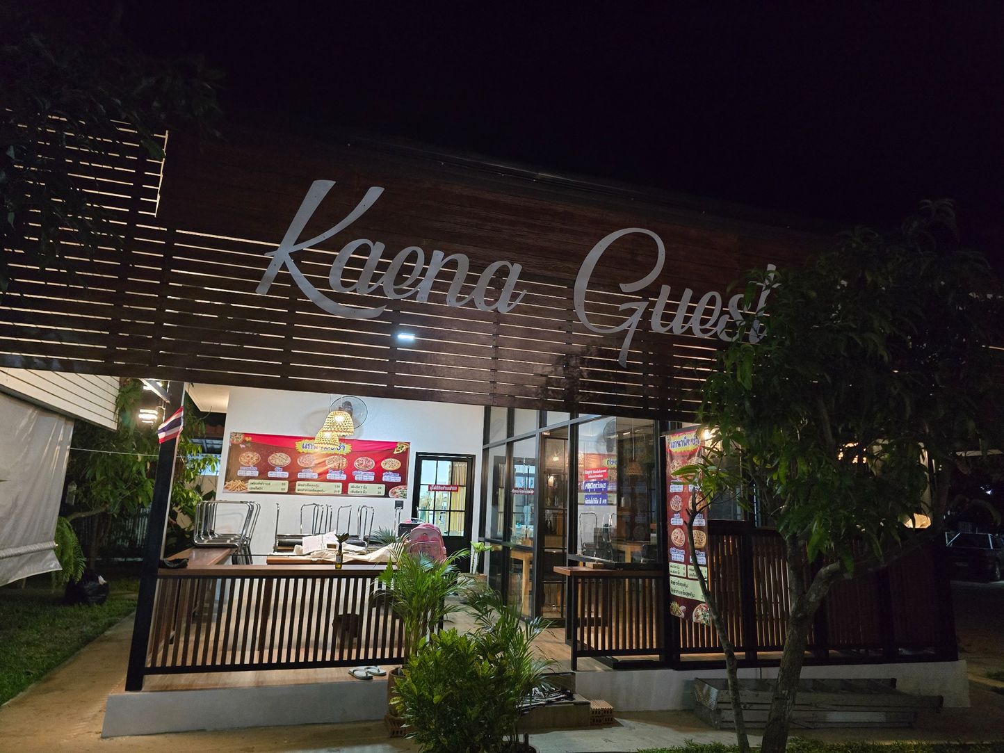 ขายเกสต์เฮาส์พร้อมร้านกาแฟ บรรยากาศบ้านสวน ทำเลดี ติดถนนใหญ่ อ.เสริมงาม จ.ลำปาง 