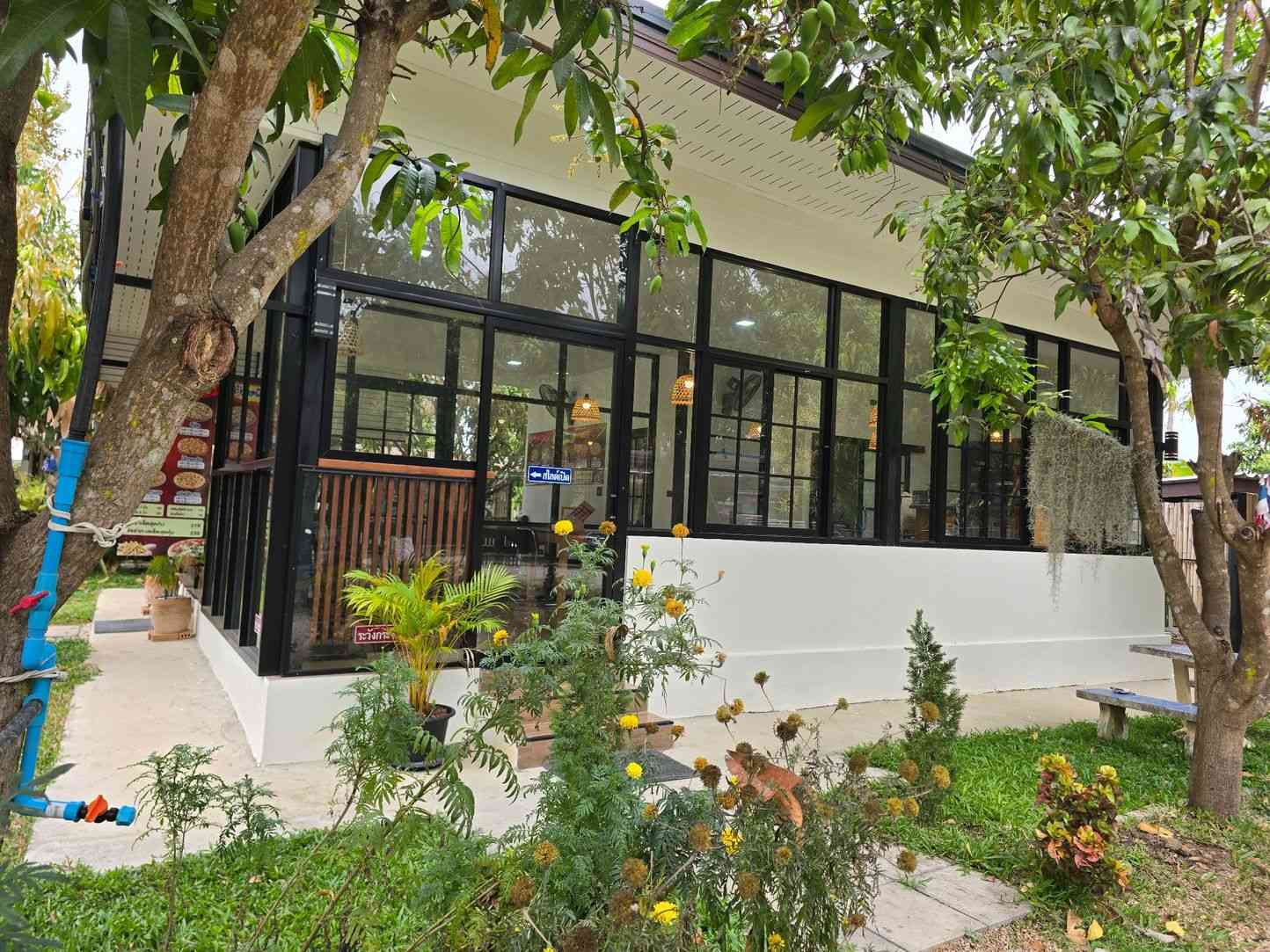 ขายเกสต์เฮาส์พร้อมร้านกาแฟ บรรยากาศบ้านสวน ทำเลดี ติดถนนใหญ่ อ.เสริมงาม จ.ลำปาง 