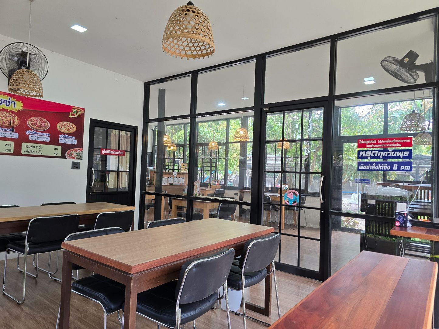 ขายเกสต์เฮาส์พร้อมร้านกาแฟ บรรยากาศบ้านสวน ทำเลดี ติดถนนใหญ่ อ.เสริมงาม จ.ลำปาง 