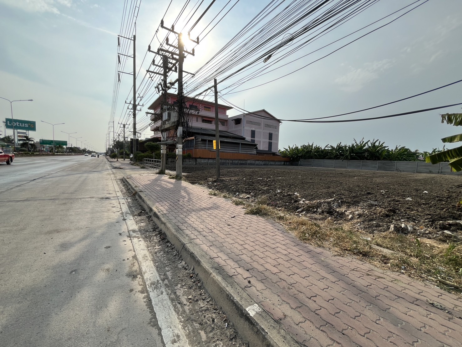 ให้เช่าที่ดินเปล่า ทำเลดี ติดถนนเพชรเกษม ตรงข้ามโลตัสสามพราน จังหวัดนครปฐม