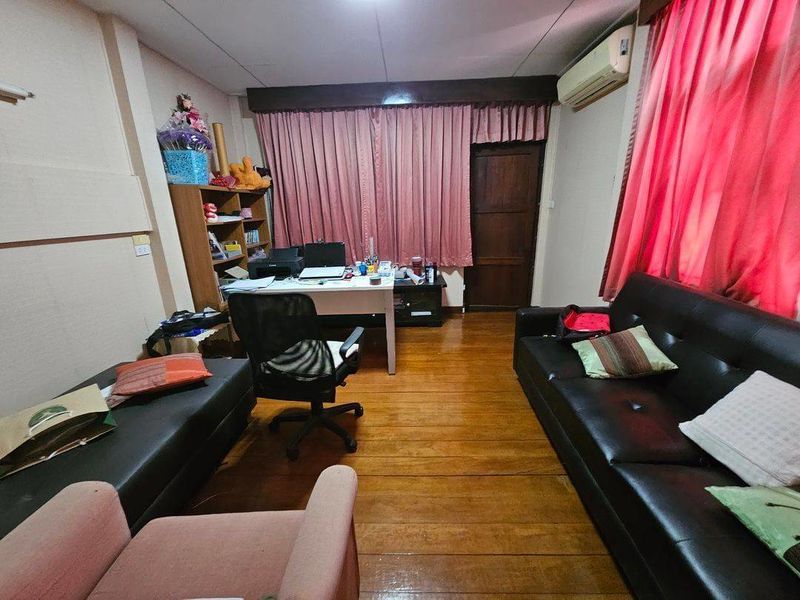 ขายตึกแถว 1คูหา อยู่ข้างปั๊มปตทปากซอยอินทมระ 44  ราคาดีทำเลดี๊ดี  ติดต่อผึ้งรติ line/tel 0619419639