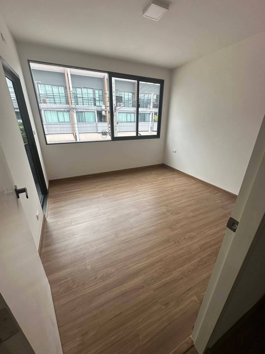 ขายทาวน์โฮม 3 ชั้น หลังริม บ้านใหม่ไม่เคยเข้าอยู่ โครงการบ้านกลางเมือง สุขุมวิท-อ่อนนุช