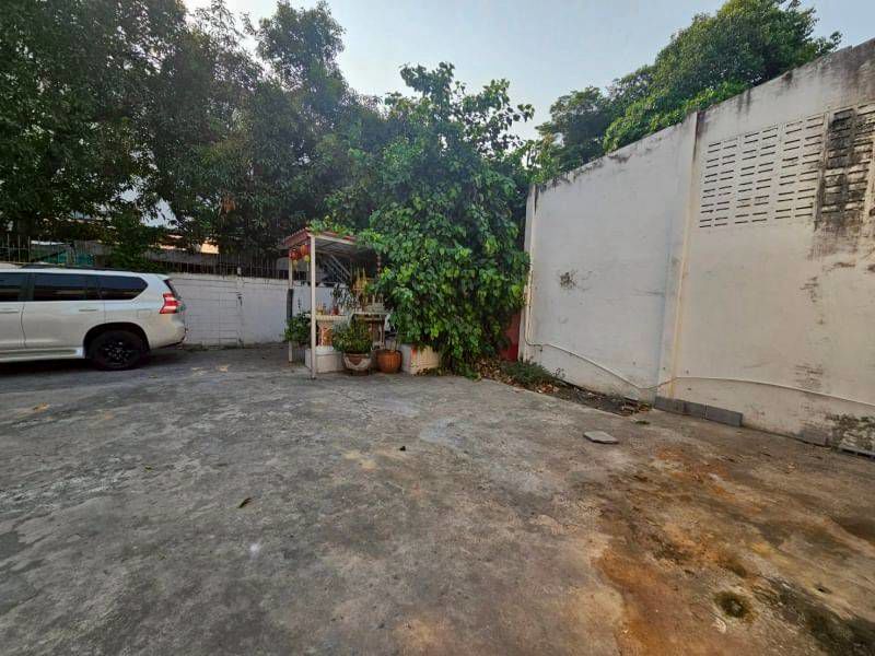 ขายที่ดินพร้อมโกดัง 76 ตารางวา ซ.อินทามระ 44 ใกล้ปากซอย20ม. ย่านรัชดา ใกล้ MRT ห้วยขวาง ราคาดีทำเลดีมากติดต่อ ผึ้งรติ 0619419639 