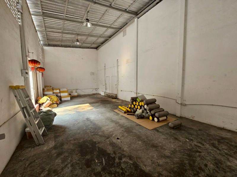 ขายที่ดินพร้อมโกดัง 76 ตารางวา ซ.อินทามระ 44 ใกล้ปากซอย20ม. ย่านรัชดา ใกล้ MRT ห้วยขวาง ราคาดีทำเลดีมากติดต่อ ผึ้งรติ 0619419639 