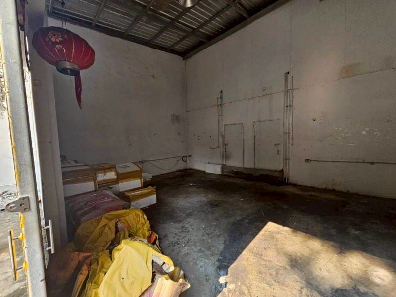 ขายที่ดินพร้อมโกดัง 76 ตารางวา ซ.อินทามระ 44 ใกล้ปากซอย20ม. ย่านรัชดา ใกล้ MRT ห้วยขวาง ราคาดีทำเลดีมากติดต่อ ผึ้งรติ 0619419639 