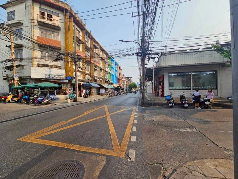 ขายที่ดินพร้อมโกดัง 76 ตารางวา ซ.อินทามระ 44 ใกล้ปากซอย20ม. ย่านรัชดา ใกล้ MRT ห้วยขวาง ราคาดีทำเลดีมากติดต่อ ผึ้งรติ 0619419639 