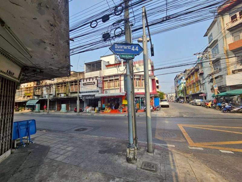 ขายที่ดินพร้อมโกดัง 76 ตารางวา ซ.อินทามระ 44 ใกล้ปากซอย20ม. ย่านรัชดา ใกล้ MRT ห้วยขวาง ราคาดีทำเลดีมากติดต่อ ผึ้งรติ 0619419639 