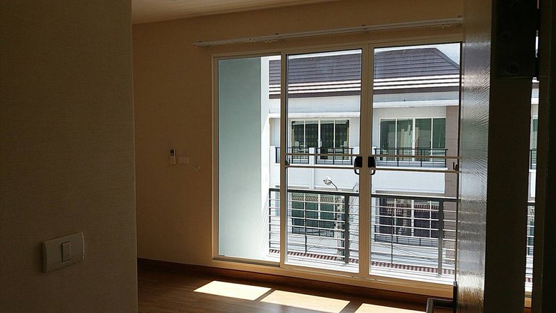 ขายทาวน์โฮม3ชั้น บ้านกลางเมือง หมู่บ้านติดถนน ใกล้เซ็นทรัลอีสต์วิวล์ ราคาดีทำเลดีมาก ติดต่อผึ้งรติ 0619419639