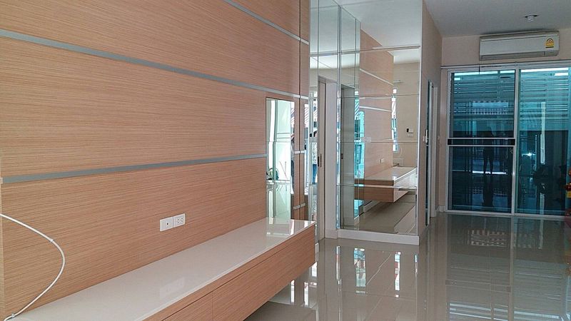 ขายทาวน์โฮม3ชั้น บ้านกลางเมือง หมู่บ้านติดถนน ใกล้เซ็นทรัลอีสต์วิวล์ ราคาดีทำเลดีมาก ติดต่อผึ้งรติ 0619419639