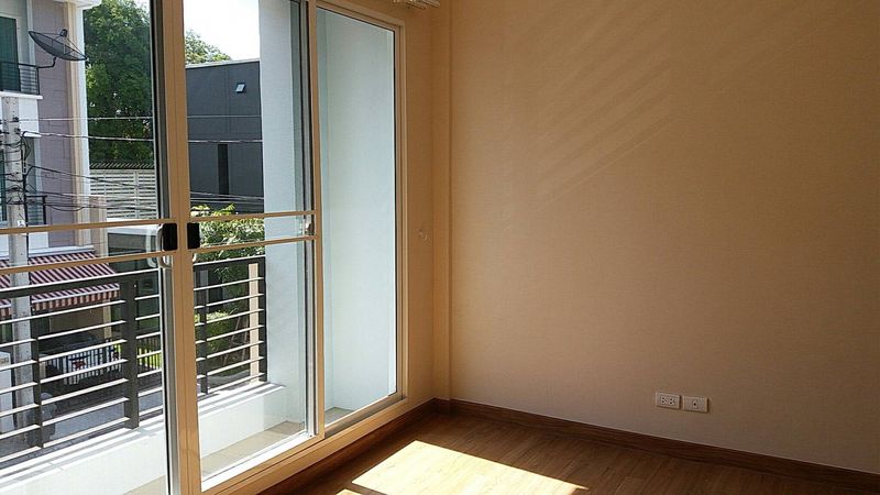 ขายทาวน์โฮม3ชั้น บ้านกลางเมือง หมู่บ้านติดถนน ใกล้เซ็นทรัลอีสต์วิวล์ ราคาดีทำเลดีมาก ติดต่อผึ้งรติ 0619419639