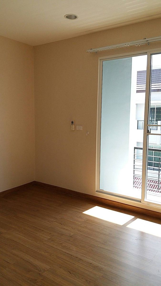 ขายทาวน์โฮม3ชั้น บ้านกลางเมือง หมู่บ้านติดถนน ใกล้เซ็นทรัลอีสต์วิวล์ ราคาดีทำเลดีมาก ติดต่อผึ้งรติ 0619419639