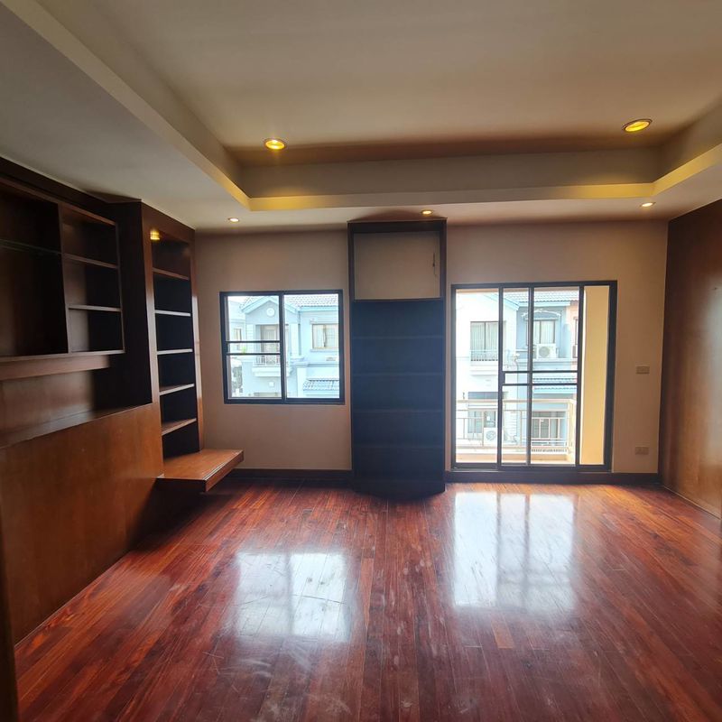 ขายบ้านเเฝด 3ชั้น กลางเมืองรัชดา-เหม่งจ๋าย ใกล้ นานาชาติKIS ราคาดีทำเลดี ติดต่อผึ้งรติ 0619419639 