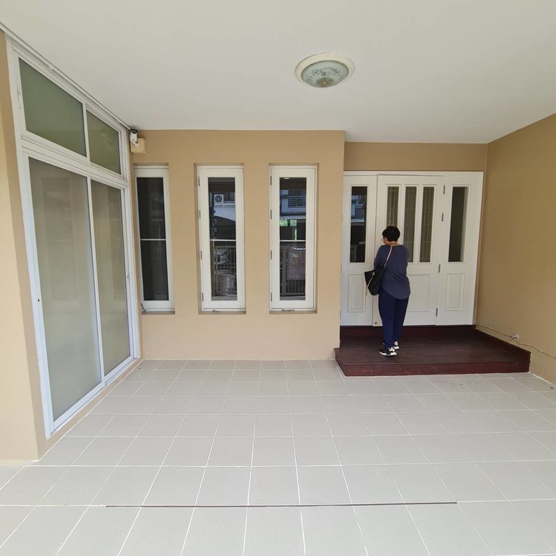 ขายบ้านเเฝด 3ชั้น กลางเมืองรัชดา-เหม่งจ๋าย ใกล้ นานาชาติKIS ราคาดีทำเลดี ติดต่อผึ้งรติ 0619419639 