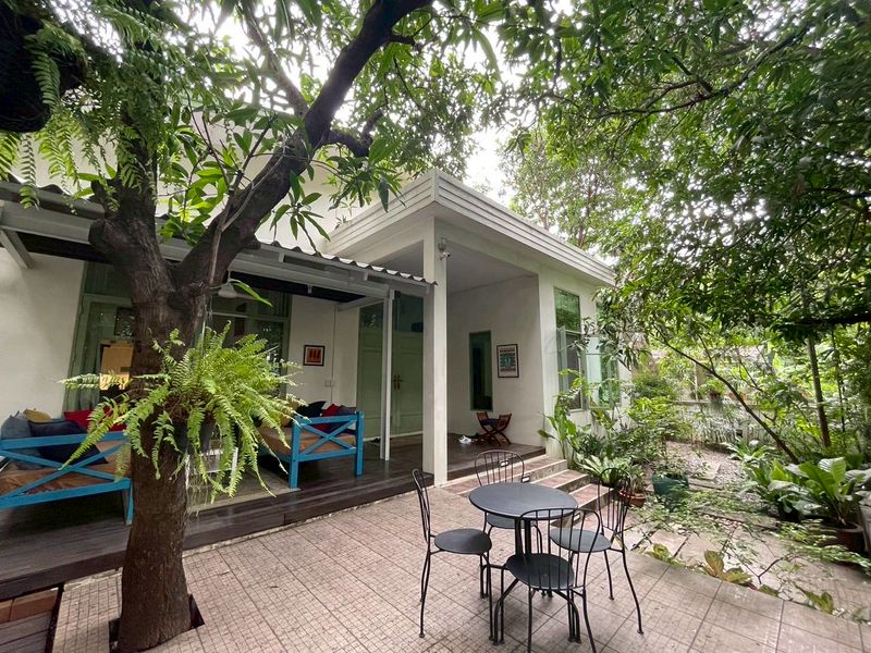 ขายบ้านเดี่ยวชั้นเดียว ใจกลางเมือง ติดถนนพระราม6 ประดิพัทธ์ซอย 5 มีสระว่ายน้ำบ้าน ราคาดีทำเลดี ติดต่อผึ้งรติ0619419639 