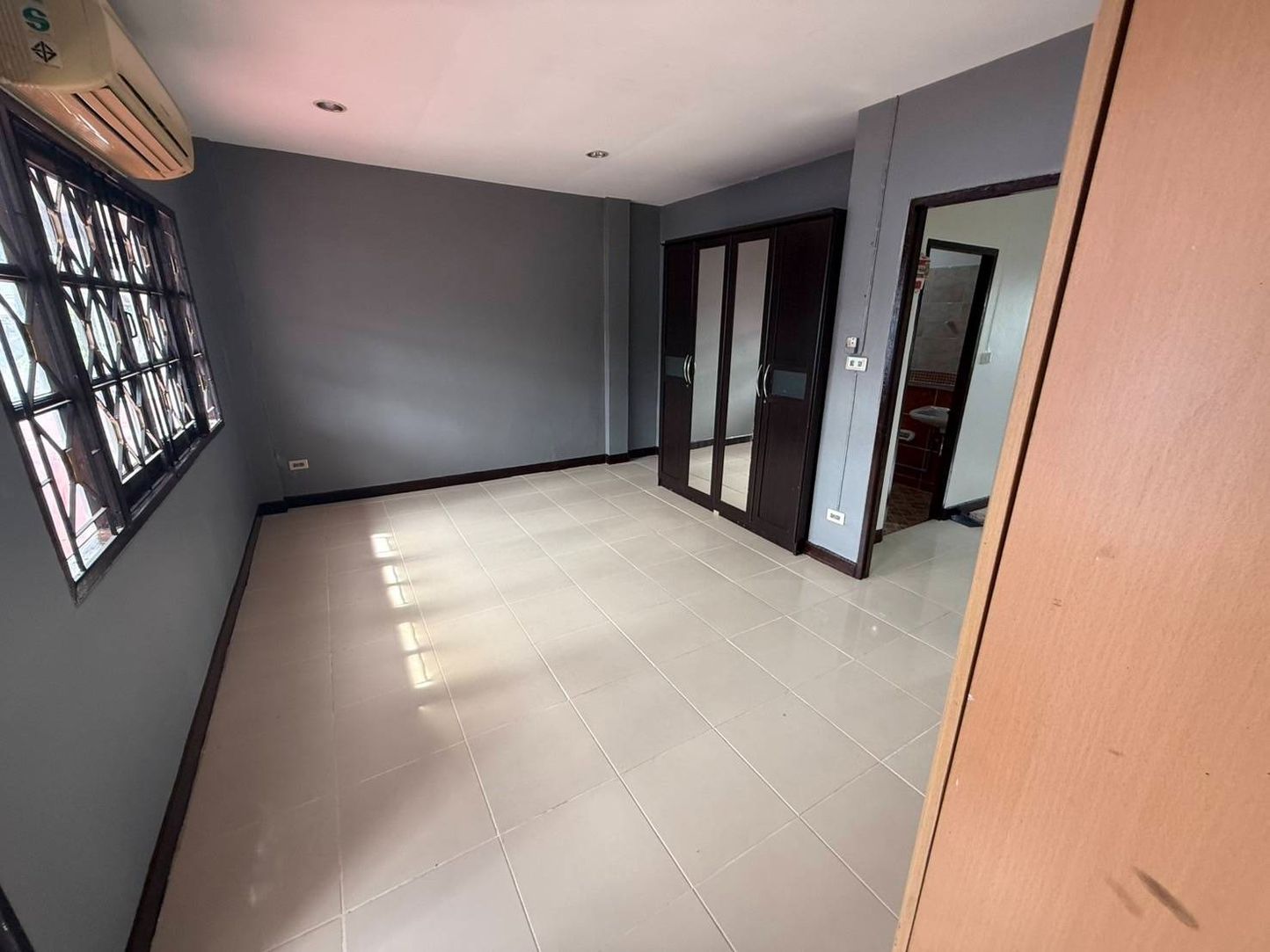 ขายทาวน์เฮ้าส์ 2 ชั้น รีโนเวทใหม่ โครงการหมู่บ้านณัฐวรรณ เขตหนองจอก กรุงเทพฯ