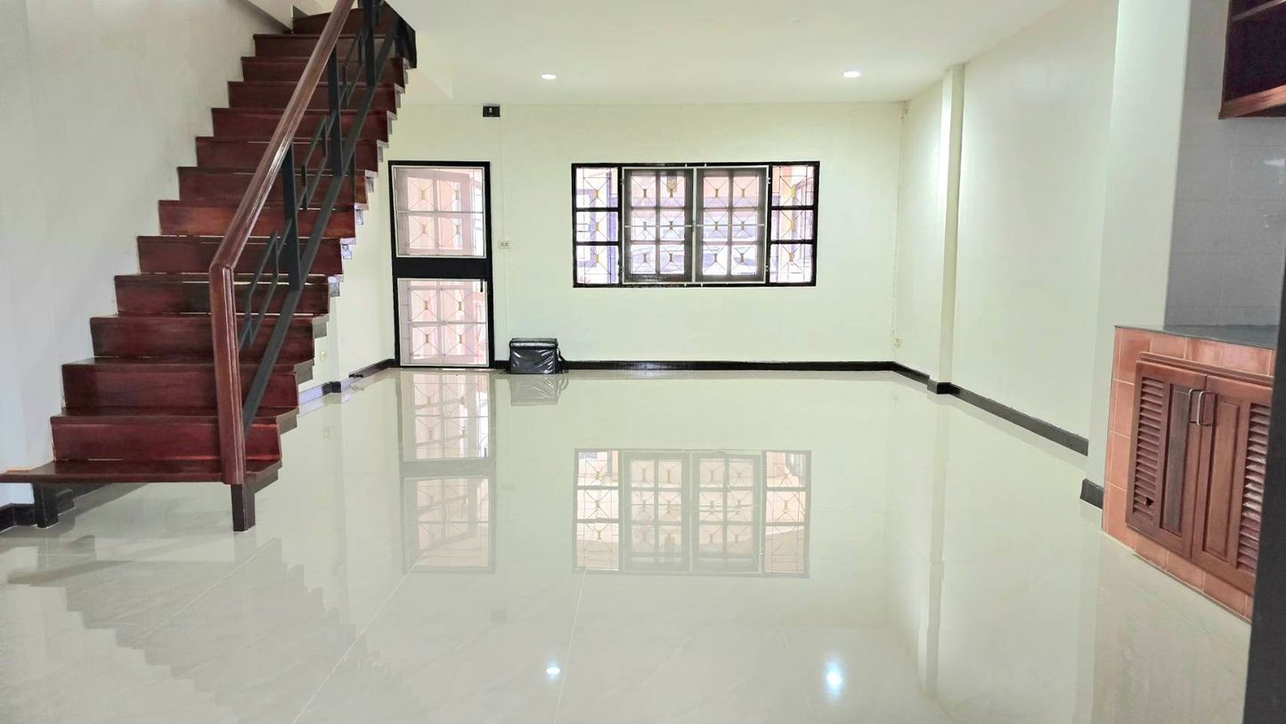 ขายทาวน์เฮ้าส์ 2 ชั้น รีโนเวทใหม่ โครงการหมู่บ้านณัฐวรรณ เขตหนองจอก กรุงเทพฯ