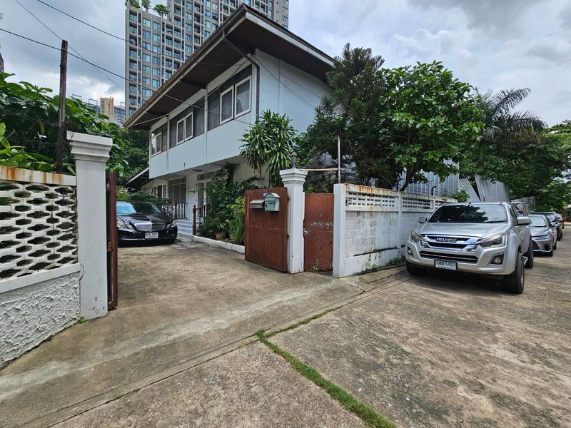 ขายที่ดินเพชรบุรีตัดใหม่ หน้ากว้างติดถนนเพชรบุรีตัดใหม่ 20 เมตร ลึก 40 ม. พื้นที่เป็นรูปตัวแอล 