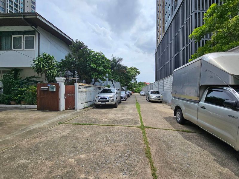 ขายที่ดินเพชรบุรีตัดใหม่ หน้ากว้างติดถนนเพชรบุรีตัดใหม่ 20 เมตร ลึก 40 ม. พื้นที่เป็นรูปตัวแอล 