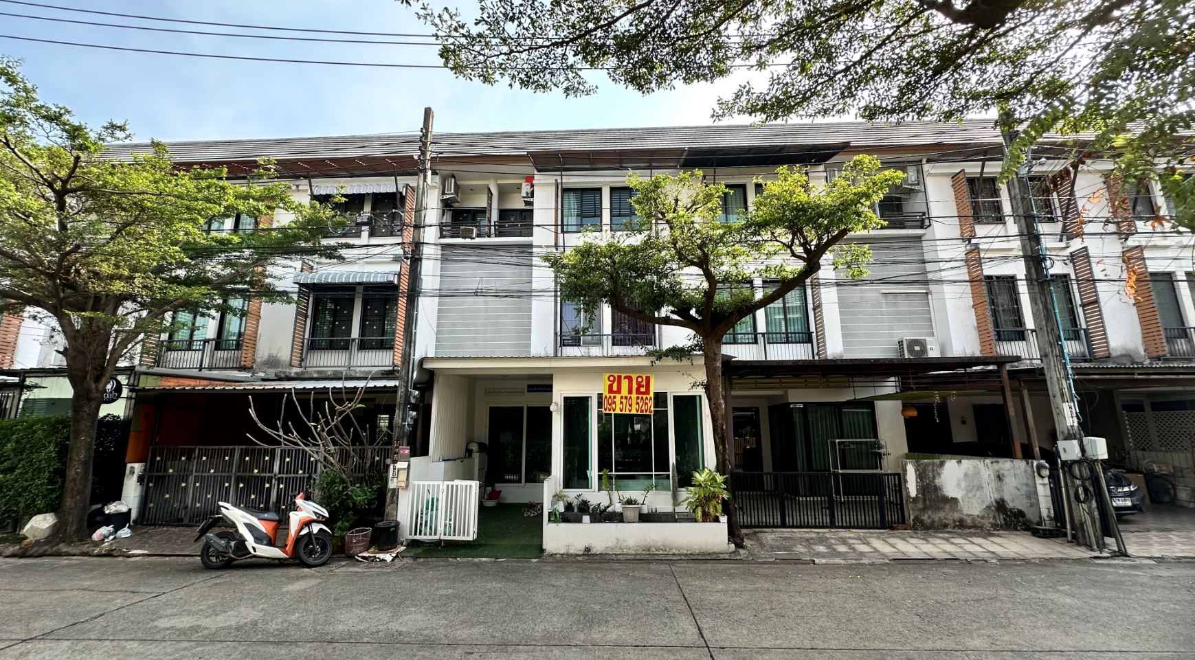 ขายทาวน์เฮ้าส์ 3 ชั้น ทำเลดี โครงการ อารียา โมวา กรุงเทพฯ