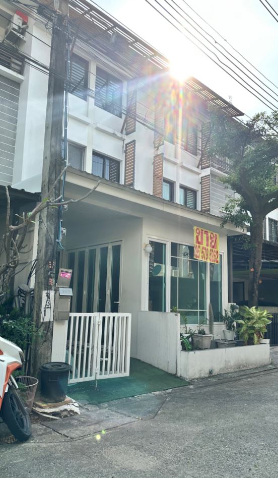 ขายทาวน์เฮ้าส์ 3 ชั้น ทำเลดี โครงการ อารียา โมวา กรุงเทพฯ