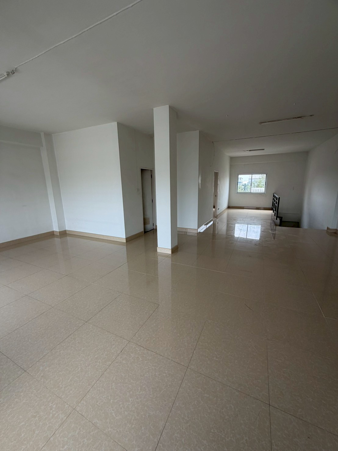 ขายอาคารพาณิชย์ 2 คูหา 3 ชั้น พร้อมชั้นลอย ทำเลดี ใกล้ตลาดไท อ.คลองหลวง จ.ปทุมธานี