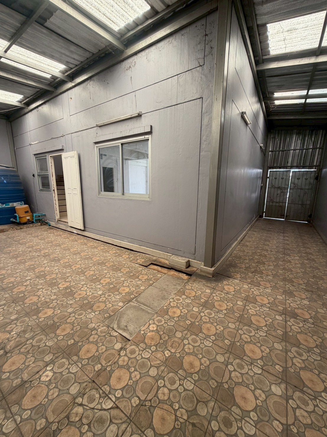 ขายอาคารพาณิชย์ 2 คูหา 3 ชั้น พร้อมชั้นลอย ทำเลดี ใกล้ตลาดไท อ.คลองหลวง จ.ปทุมธานี