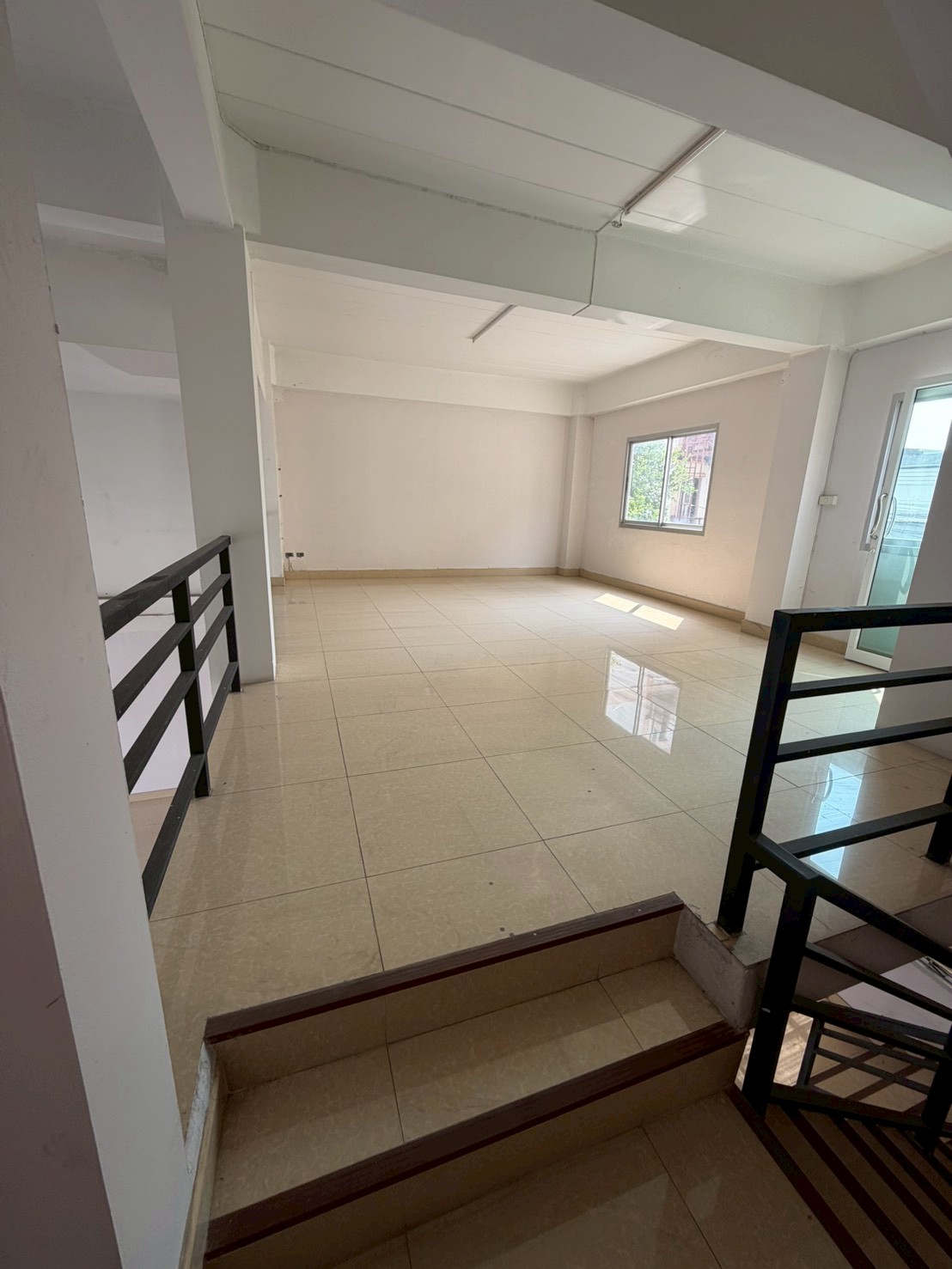 ขายอาคารพาณิชย์ 2 คูหา 3 ชั้น พร้อมชั้นลอย ทำเลดี ใกล้ตลาดไท อ.คลองหลวง จ.ปทุมธานี